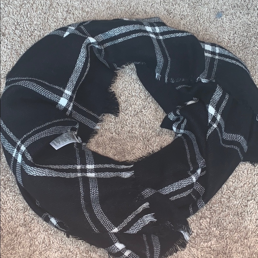 Black and white scarf